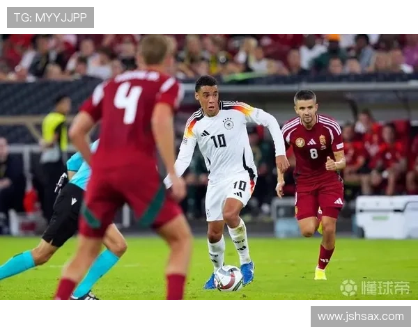 穆西亚拉近期与德国队前辈深入交流，持续提升国家队融入度