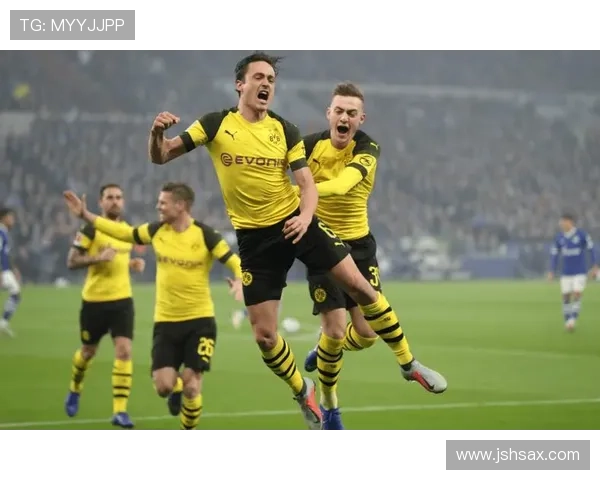 多特蒙德防守问题显现,整体站位缺陷成主因,个人能力并非关键 多特蒙德防守问题显现,整体站位缺陷成主因,个人能力并非关键