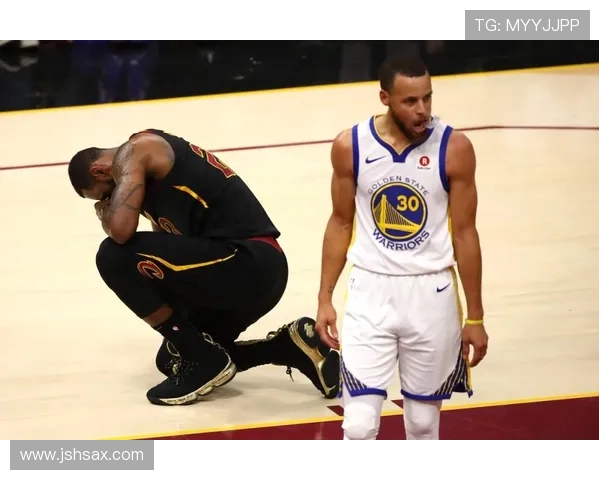 斯蒂芬·卡斯尔无球跑位拉开空间，较库里更倚重掩护