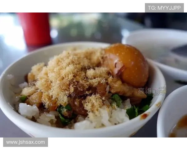 熊朝忠家的米线店开在拳馆隔壁，冠军吃一碗要加三个卤蛋